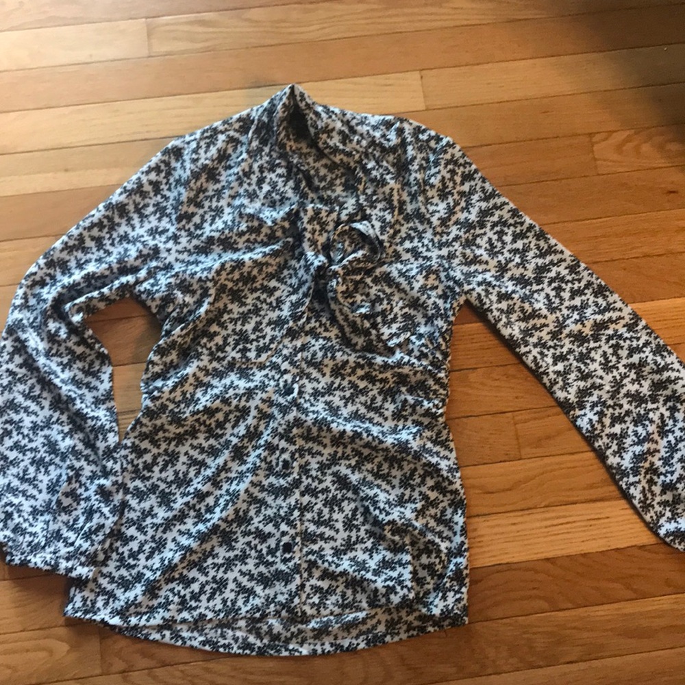 Francesca’s pussybow long sleeved blouse